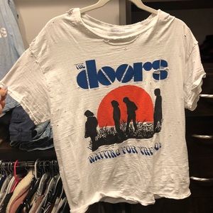 VINTAGE GRAPHIC TEE the doors. SIZE: med